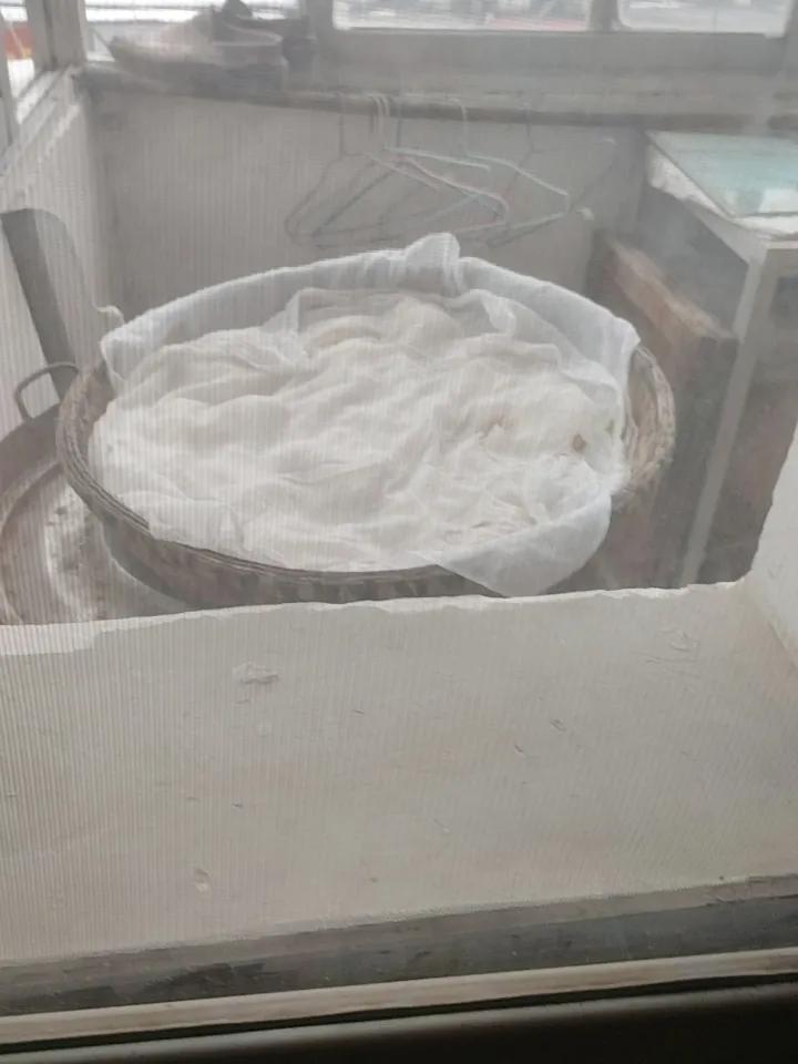 今天大寒，我们这里下雪了，是个好天气，是个做阴米的好天气。泡了一天的长糯米，沥干