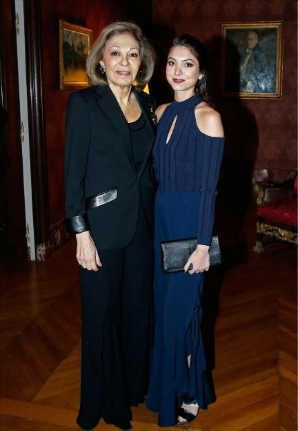 伊朗末代王后法拉赫87岁了，依然面容白净身形挺拔，精神状态好得不得了。

前不久