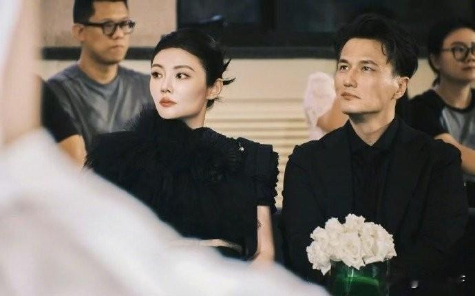 徐冬冬和尹子维的婚纱照曝光，看着像大嫂和保镖[笑哭]。徐冬冬穿婚纱的样子真的美不