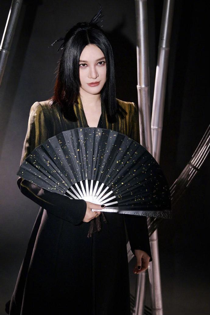 尚雯婕王濛在厕所开嗓谢娜上厕所遇到尚雯婕王濛开嗓 尚雯婕说王濛在走廊在卫生间门口