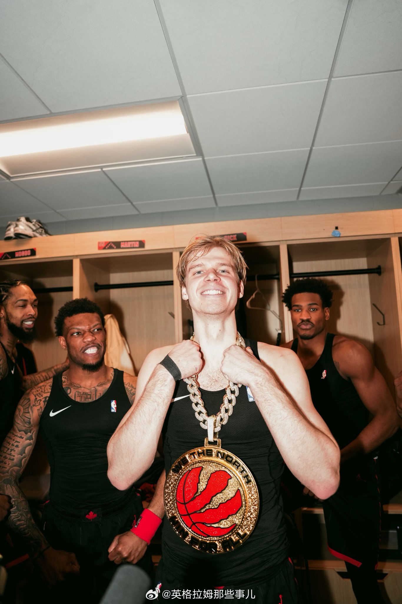 今天的大金链子给了迪克多伦多猛龙