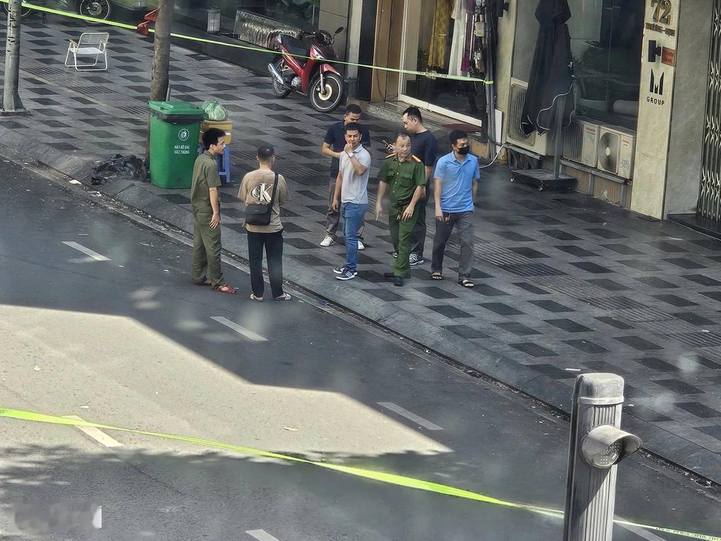 越南胡志明市逮捕2名枪击谋杀案嫌疑人
越南胡志明市长亭街一家餐馆前发生枪击事件的