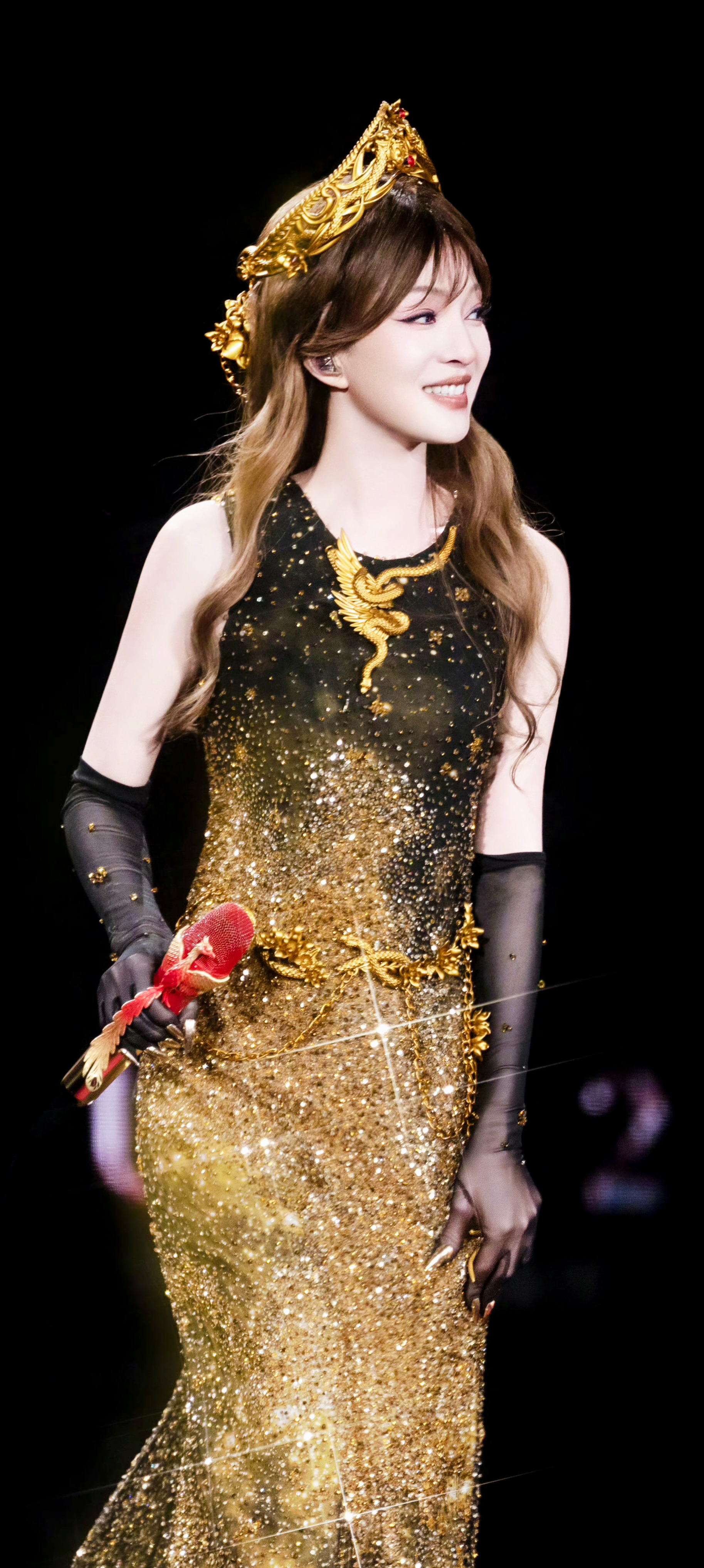 张韶涵 黑色手套上都有金色美甲张韶涵