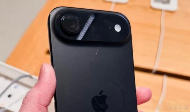 iPhone17系列展示机刮痕原因 之前的产品难道不是这个底座吗，也没见有那么多