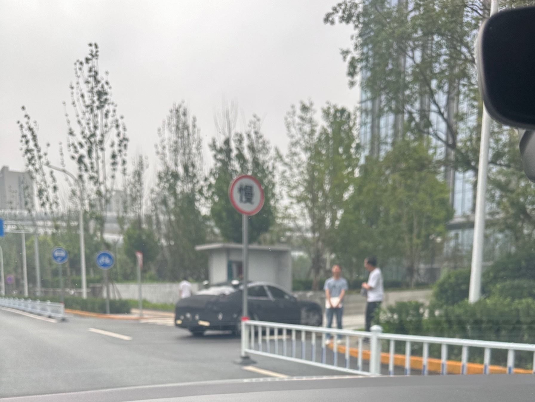 路过小米产业园，窥见到#小米首款轿车# [doge] ​​​