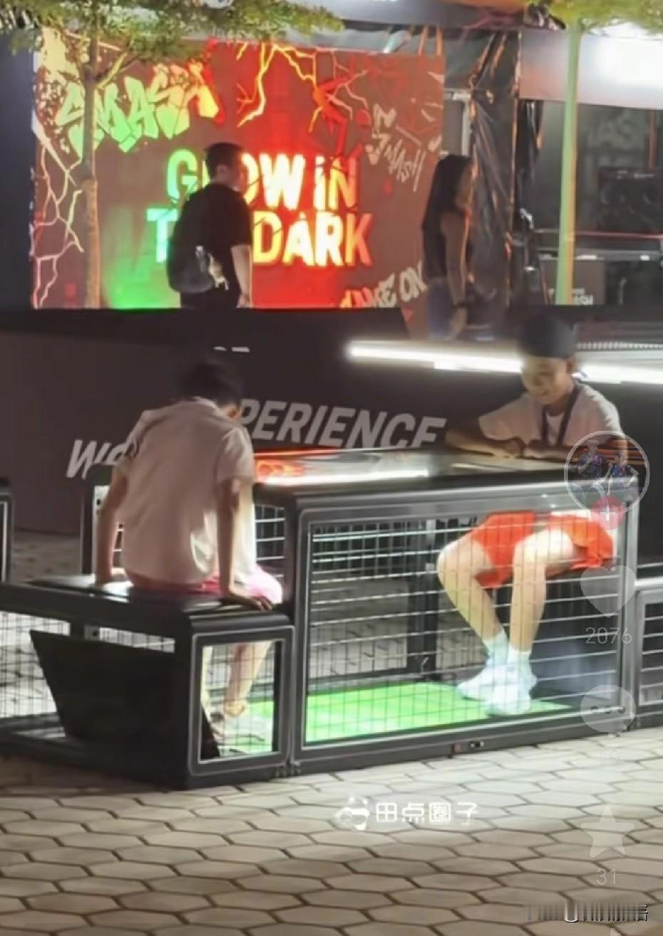 小雅带着海苔和海螺也去新加坡了。
年前的时候，王皓的媳妇儿就说王皓先去新加坡，随