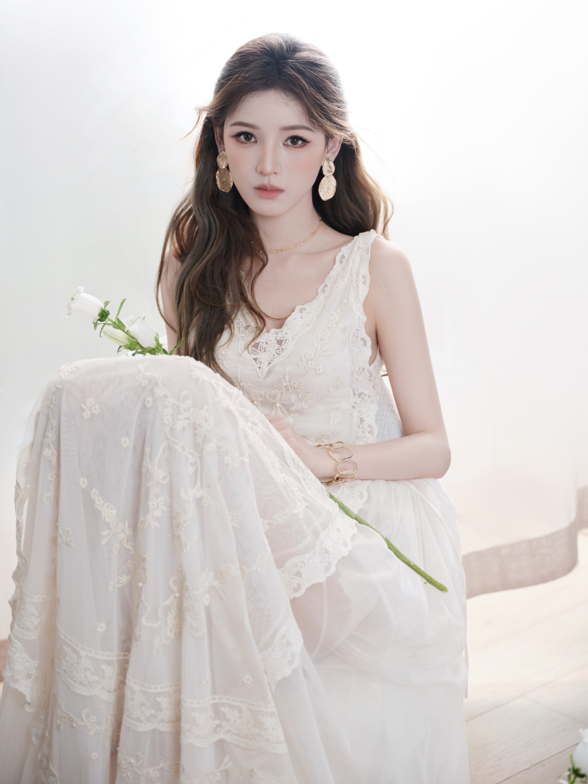 张予曦双片锤纹金属耳坠张予曦不规则水滴圆片耳坠张予曦这次的造型师必须好评！双片锤