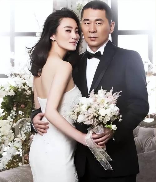 安顿好大儿子虎子在美留学的事宜， 陈建斌 与 蒋勤勤 夫妻俩启程回国，现身 纽约