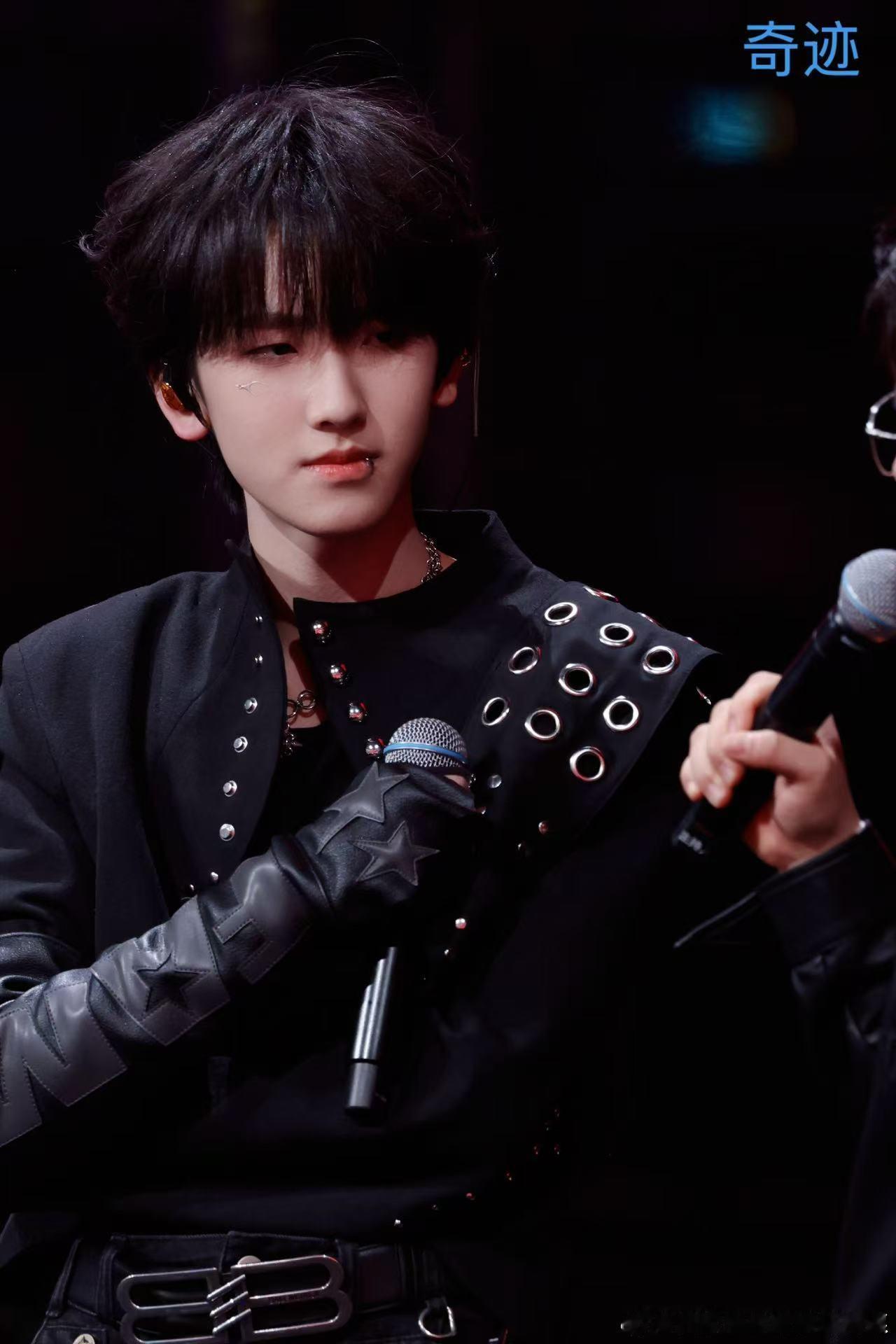 左奇函清冷学长氛围感左奇函清爽少年气 简单穿搭也能穿出氛围感，清冷气质凸显，清爽