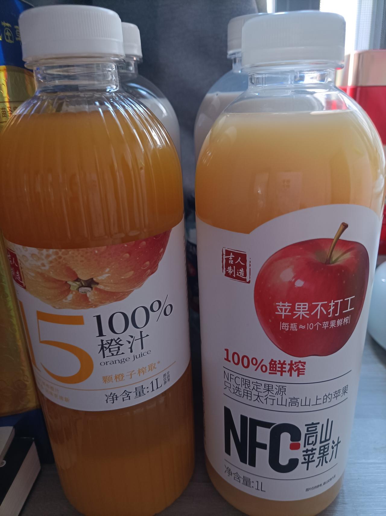 晒出我的今日美食今日美食是儿媳妇买的饮料，橙汁和苹果汁，补充维生素，营养又美味！