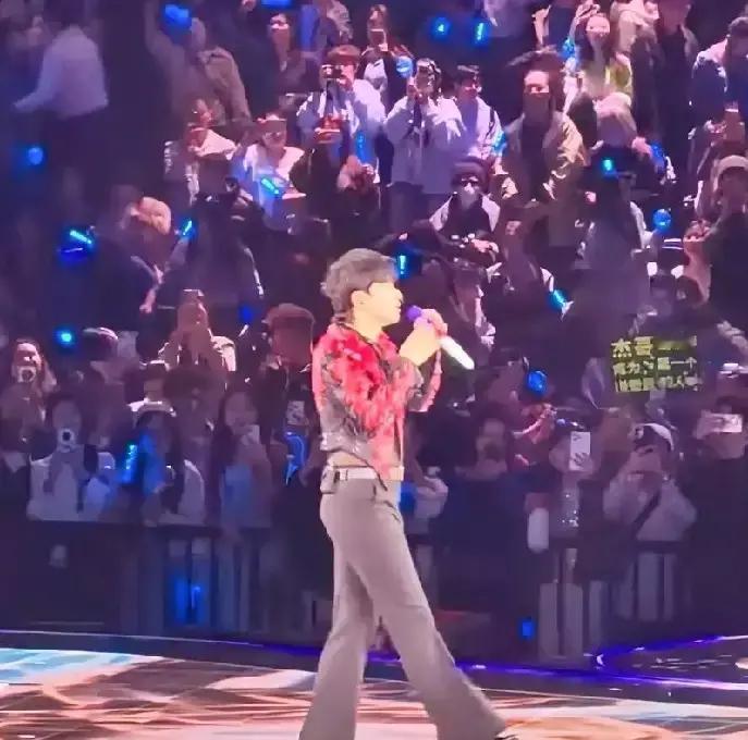 张杰跨年造型被骂上热搜
 
一条裤子让全网吵到凌晨三点。澳门跨年夜，他穿着高腰阔