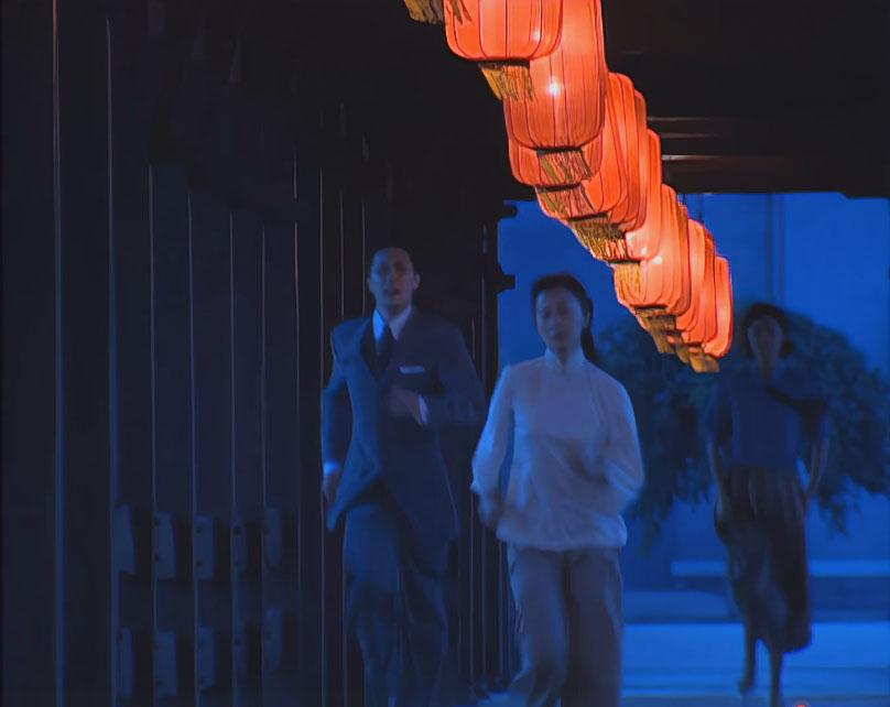 这个镜头可真会拍，小怜在前面跑，柳春江在后面追，而林佳尼又在追柳春江，完美地诠释