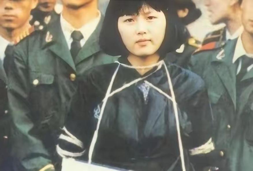 1991年，20岁美女陶静被押赴刑场时，要求取下避孕环，警察：可以。
1991年