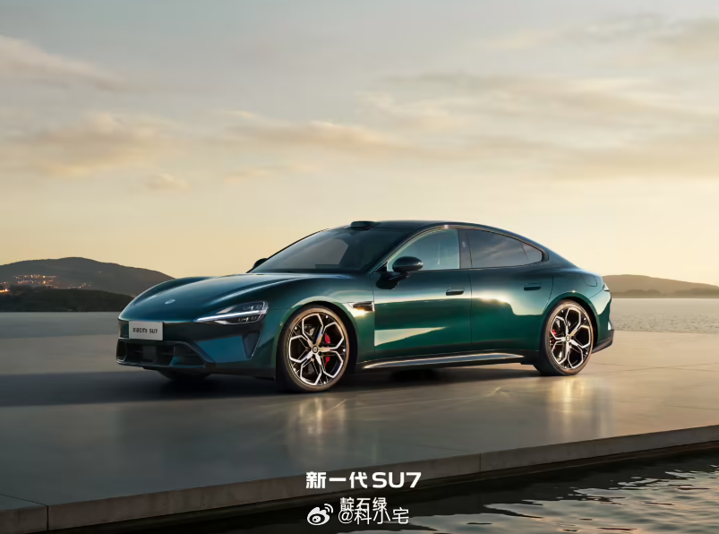 小米新一代 SU7“靛石绿”实车进店，非常别致的配色 