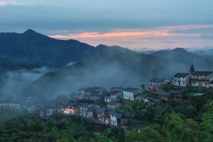 徽州，每一处村落田园都充满了诗情画意，却又历尽里太多的沧桑。 ​在路上约吗[超话
