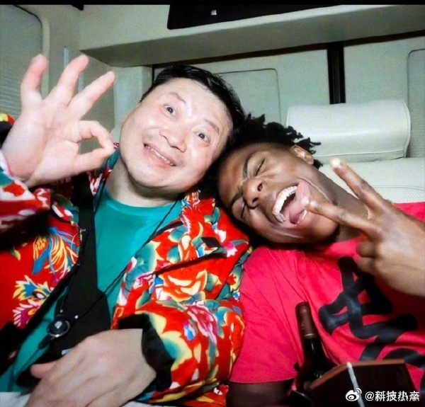 卤鹅哥将其与甲亢哥名字合并注册商标 真会啊，都是生意。卤鹅哥真名叫 林江，4月份