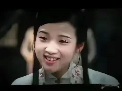 这个女人其实一点也不丑，反而很漂亮。可是为什么她一演林黛玉的角色，就拉垮了呢，遭