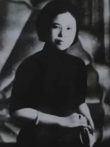 1947年2月8日，杨虎城将军夫人谢葆真在重庆杨家山监狱被特务残害，特务将她绑在