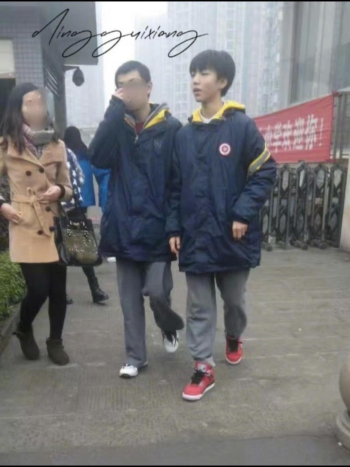 王俊凯八中时期旧照 王俊凯八中时期旧照🈶好青涩的脸庞，是学生时期的小凯呀～穿着