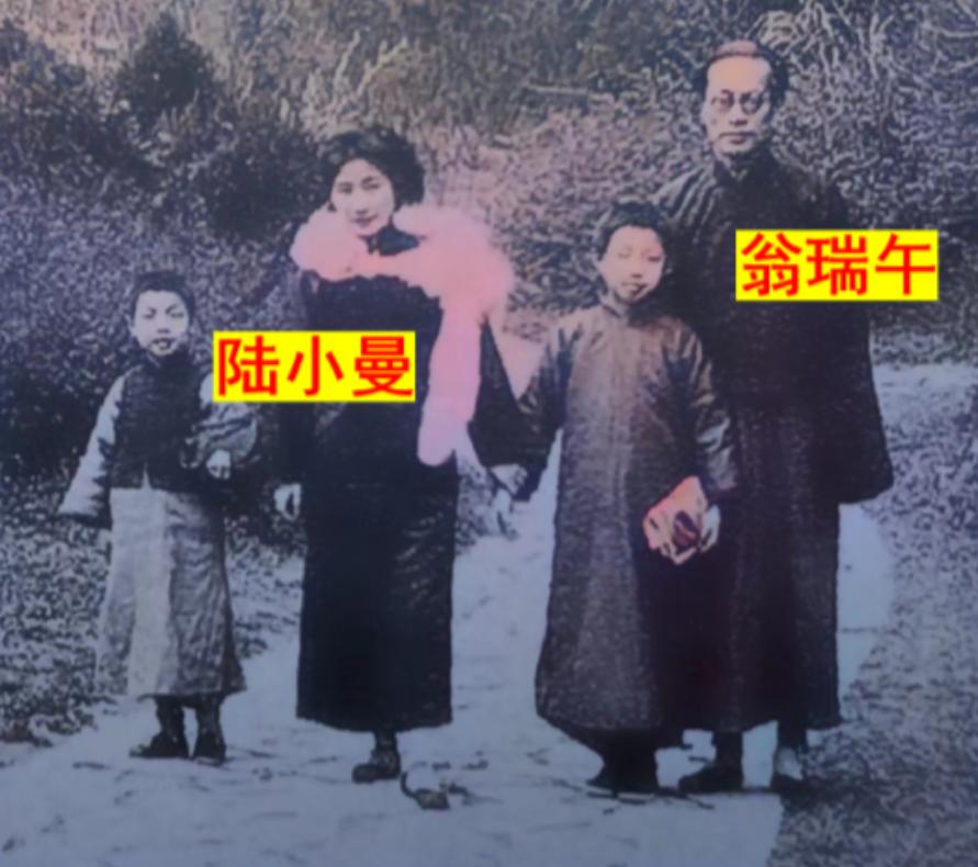 1955 年，56 岁翁瑞午糟蹋了一名女大学生。对方母亲大怒，发誓要将他告进大牢