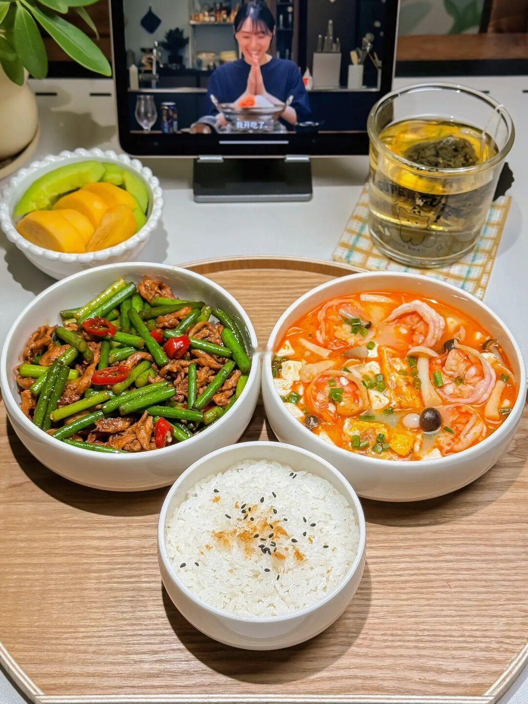 🥢一人食| 蒜薹炒肉丝·鲜虾豆腐菌菇汤🍲