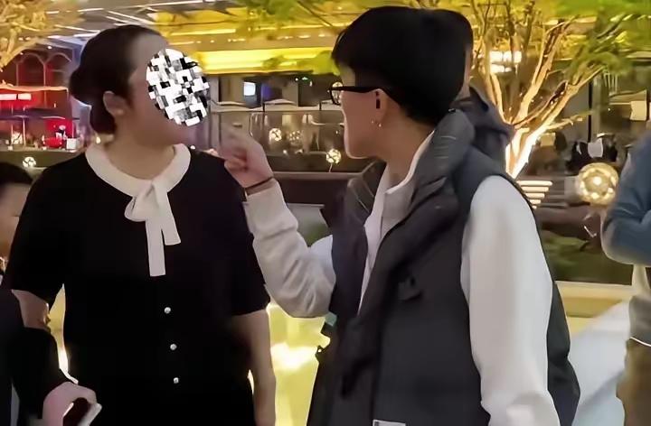 太嚣张了！3月29日上海某商场附近，一对情侣的所作所为，实在让人气愤！
 
两人