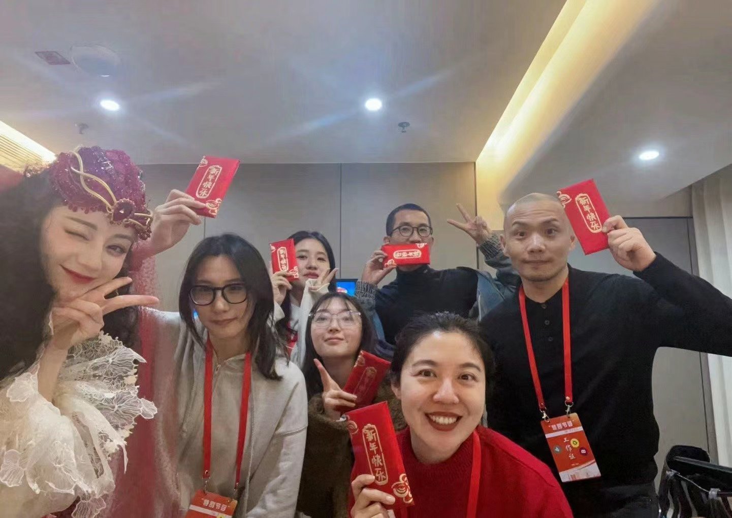 #迪丽热巴给工作人员发的红包# 新年给工作人员发红包了，好厚的红包[苦涩]人美又