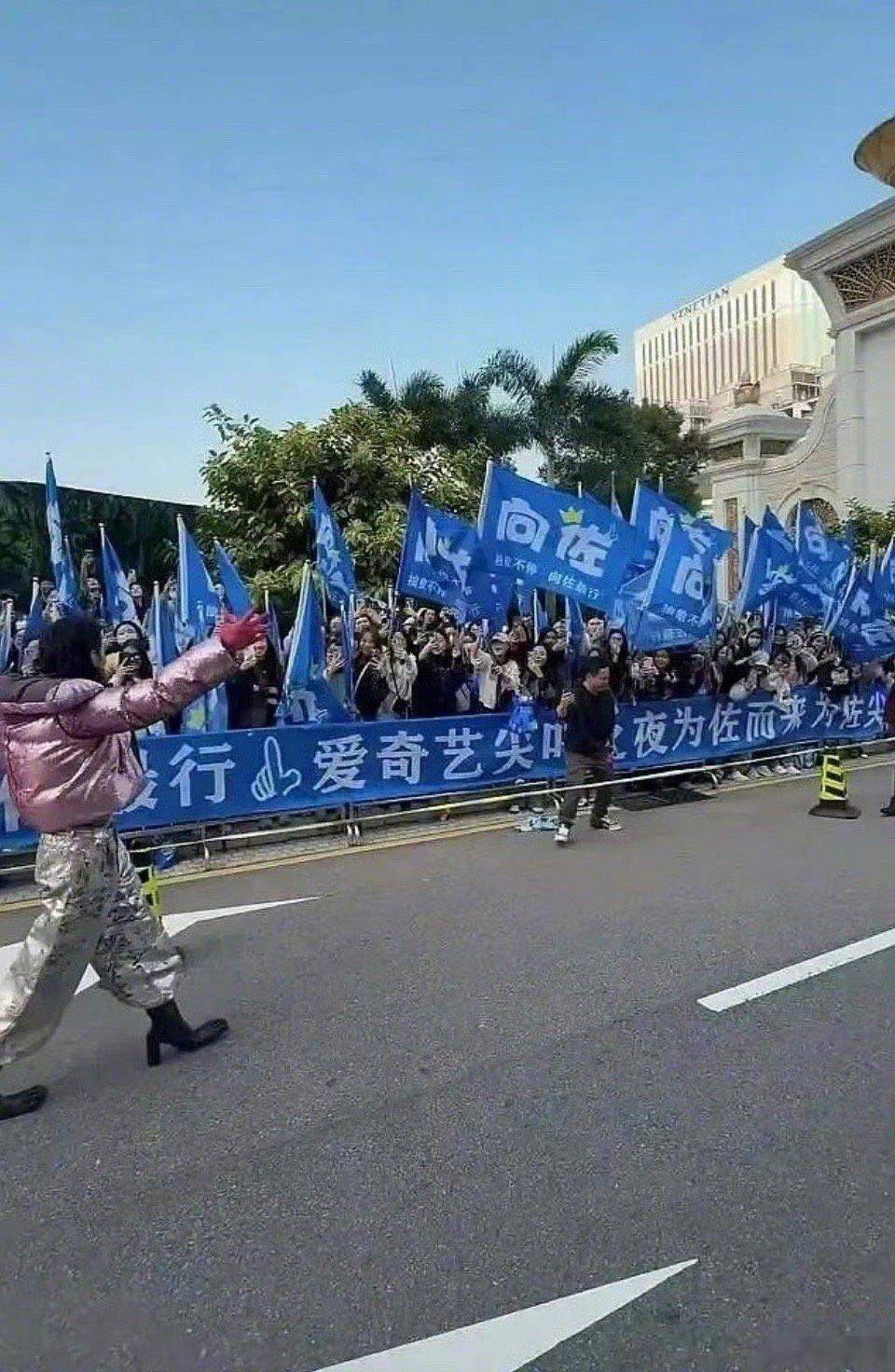 向佐也是好起来了，有粉丝了，还有粉丝交流会了，太癫了～ 