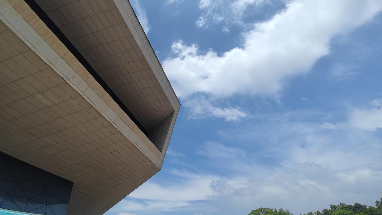 我就想知道几千万字写在什么样的载体上？羊羔皮？莎草纸？岩石？泥版？这些东西的产量