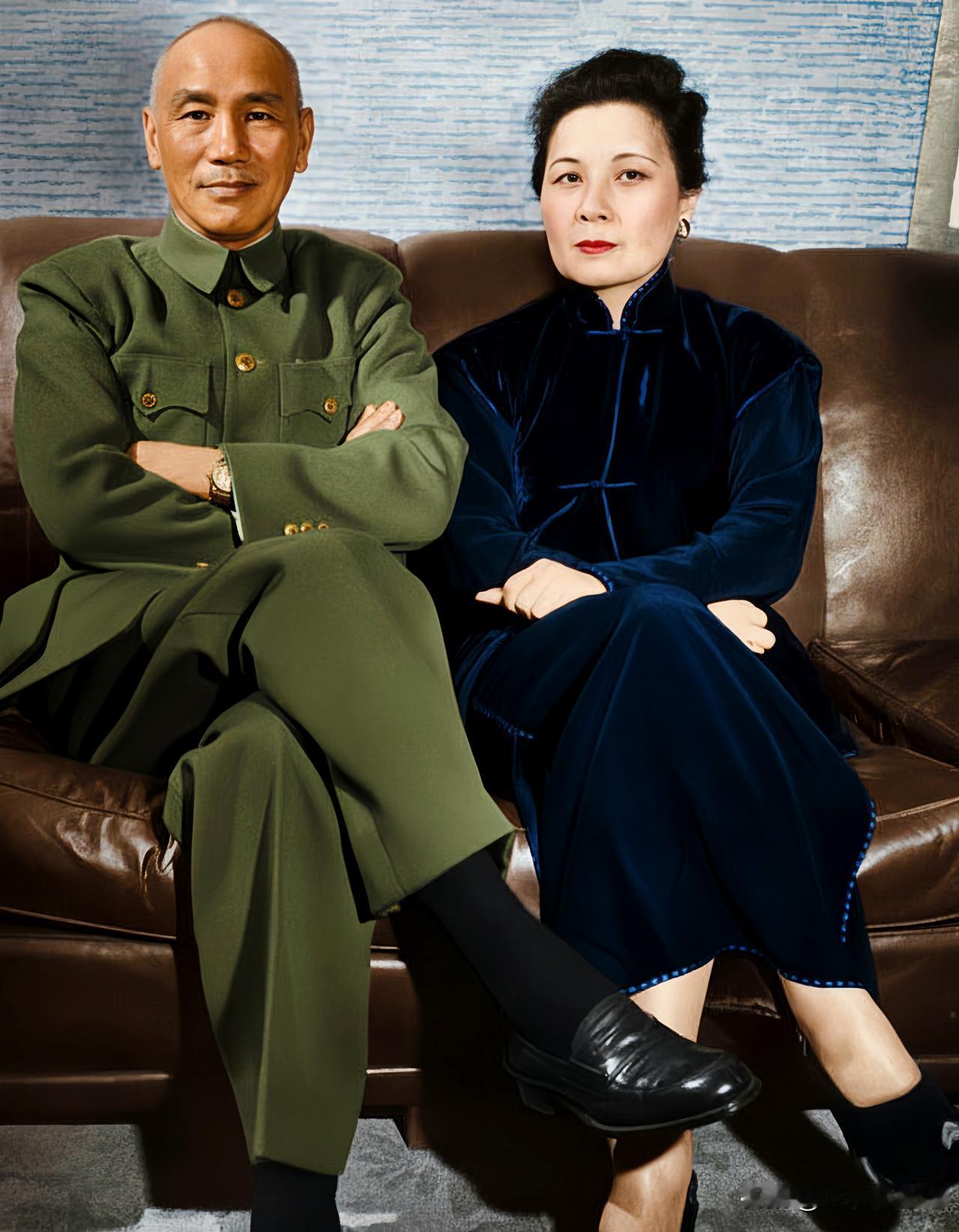 一九四六年，在南京的蒋介石和宋美龄。这绝非演戏，也绝非影视剧里的演员所饰演的，而