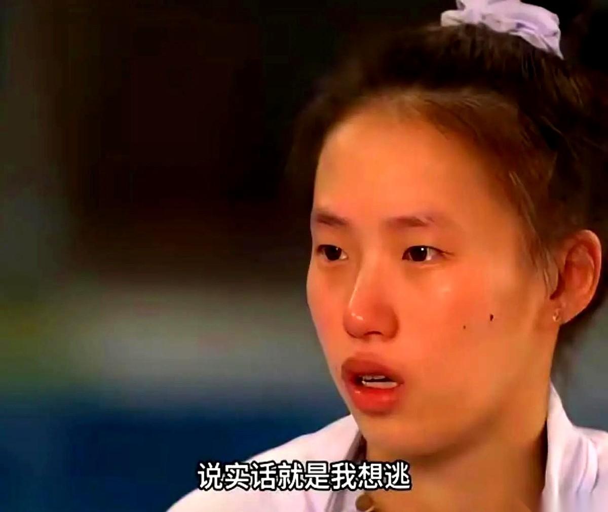 赛前采访，她哭了。
说奥运会后压力太大，扛不住了，甚至想逃离那个十米台。
是领队