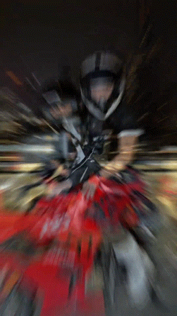 郑恺来了也得拍重庆落地签 重庆人的仪式感：吃小面、烫火锅、拍落地签。郑恺一口气集