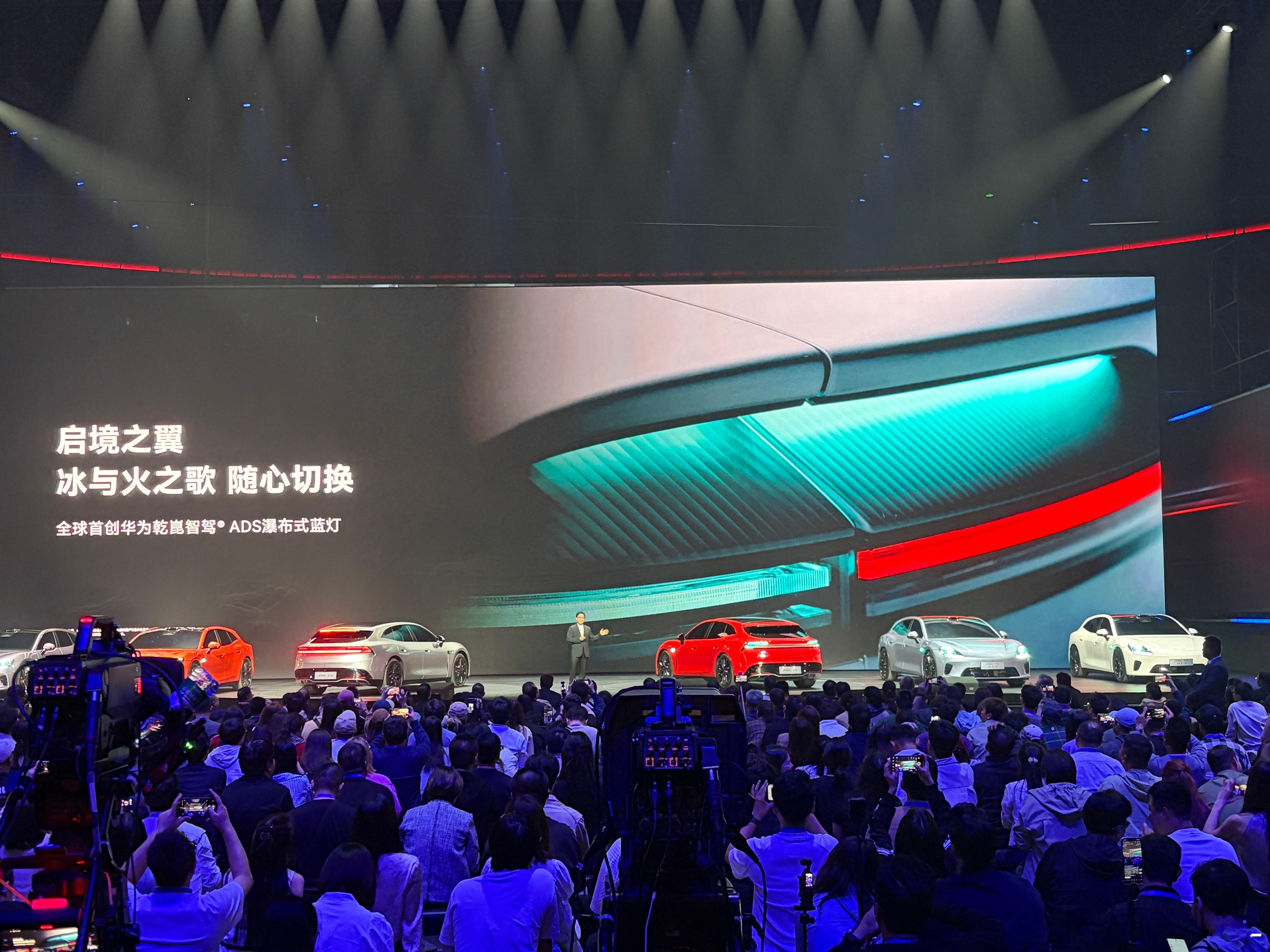 启境GT7这个小蓝灯很帅啊。屁股的小蓝灯还是漫反射形式的。