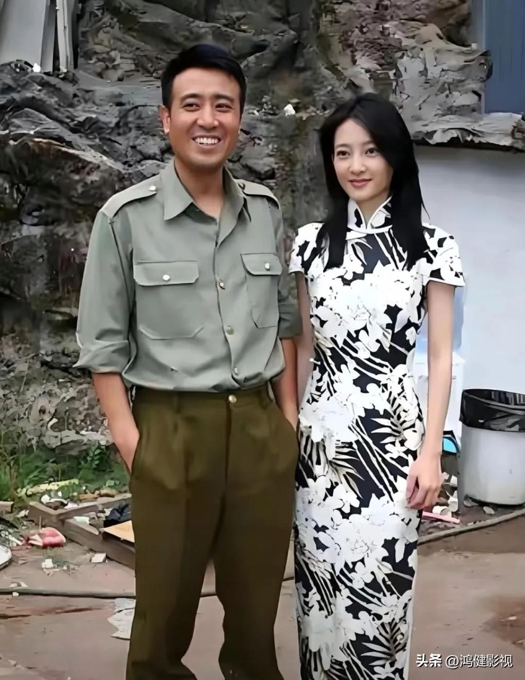 仔细看，左边是气质尔雅，仪表不俗的于和伟。右边的美女是谁？看她细眉飞扬，明眸善睐