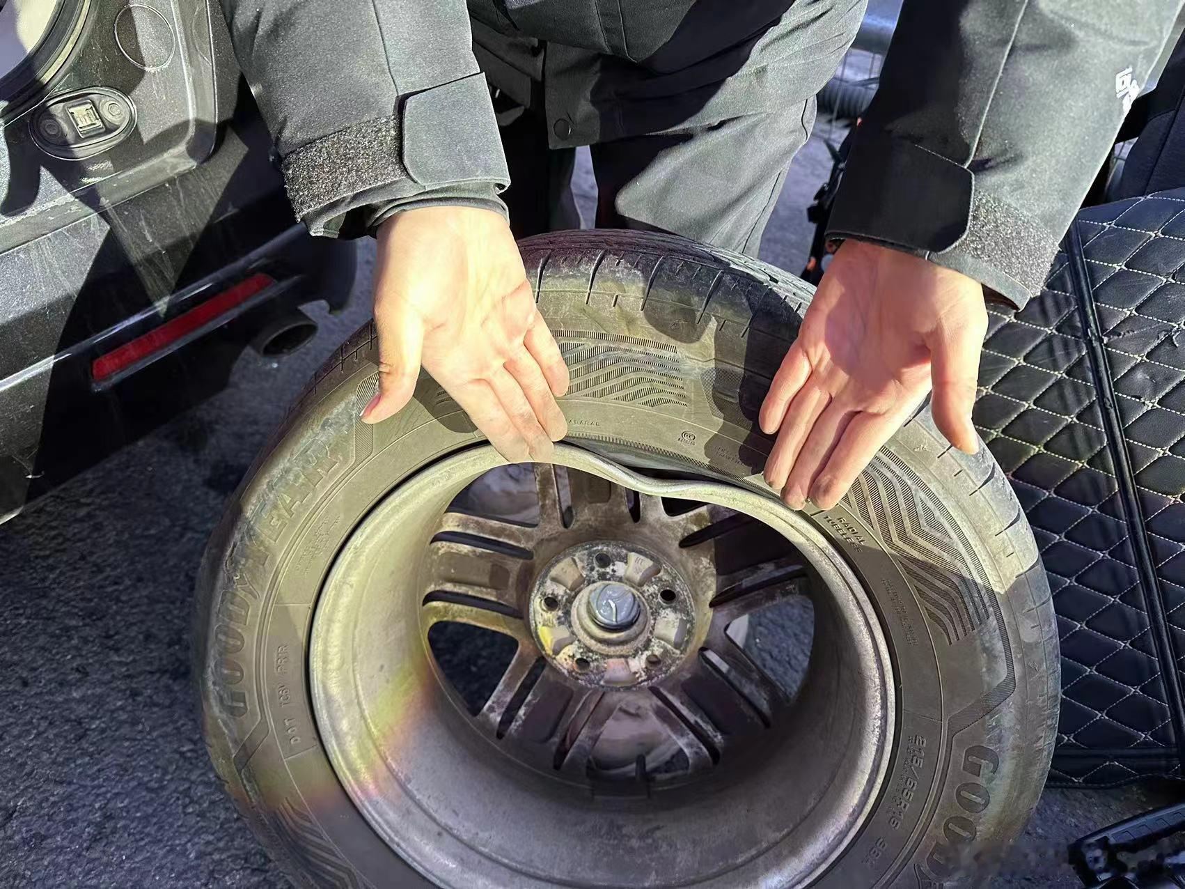 和工作室的小伙伴，去沙河拍摄。高速时速120km/h突然爆胎……真是觉得捡回来了