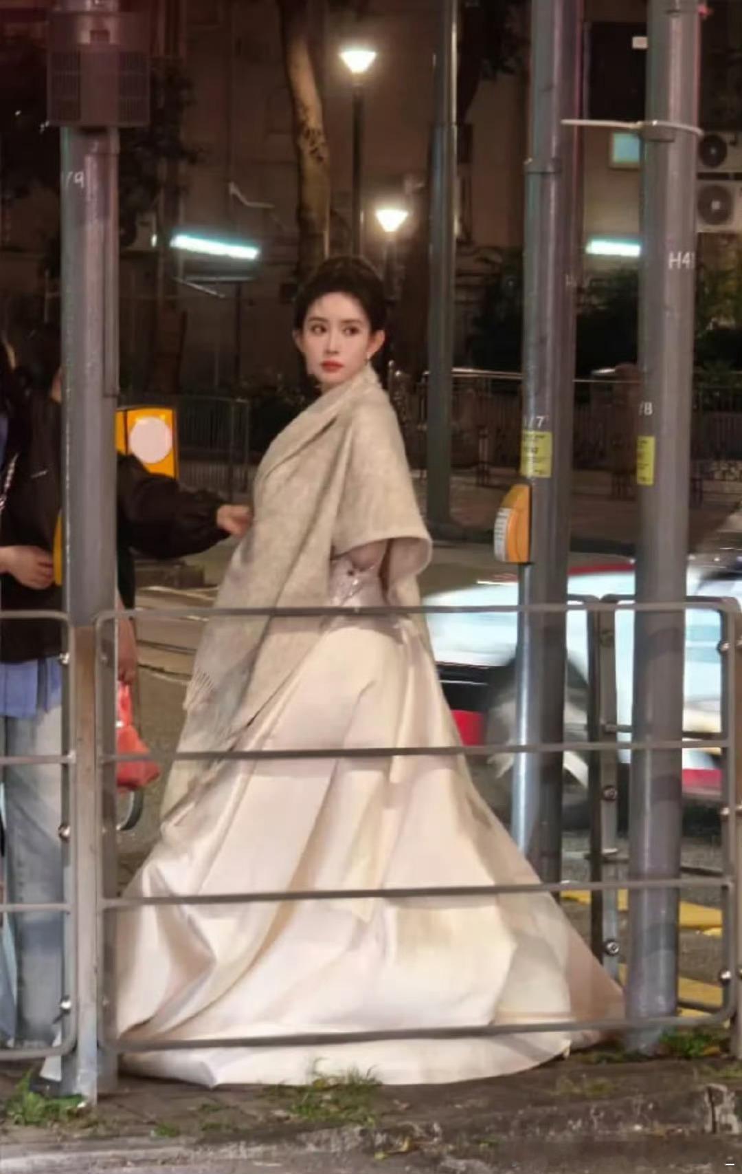 偶遇孟子义孟子义香港街拍 偶遇孟子义，好美的造型！ ​​​