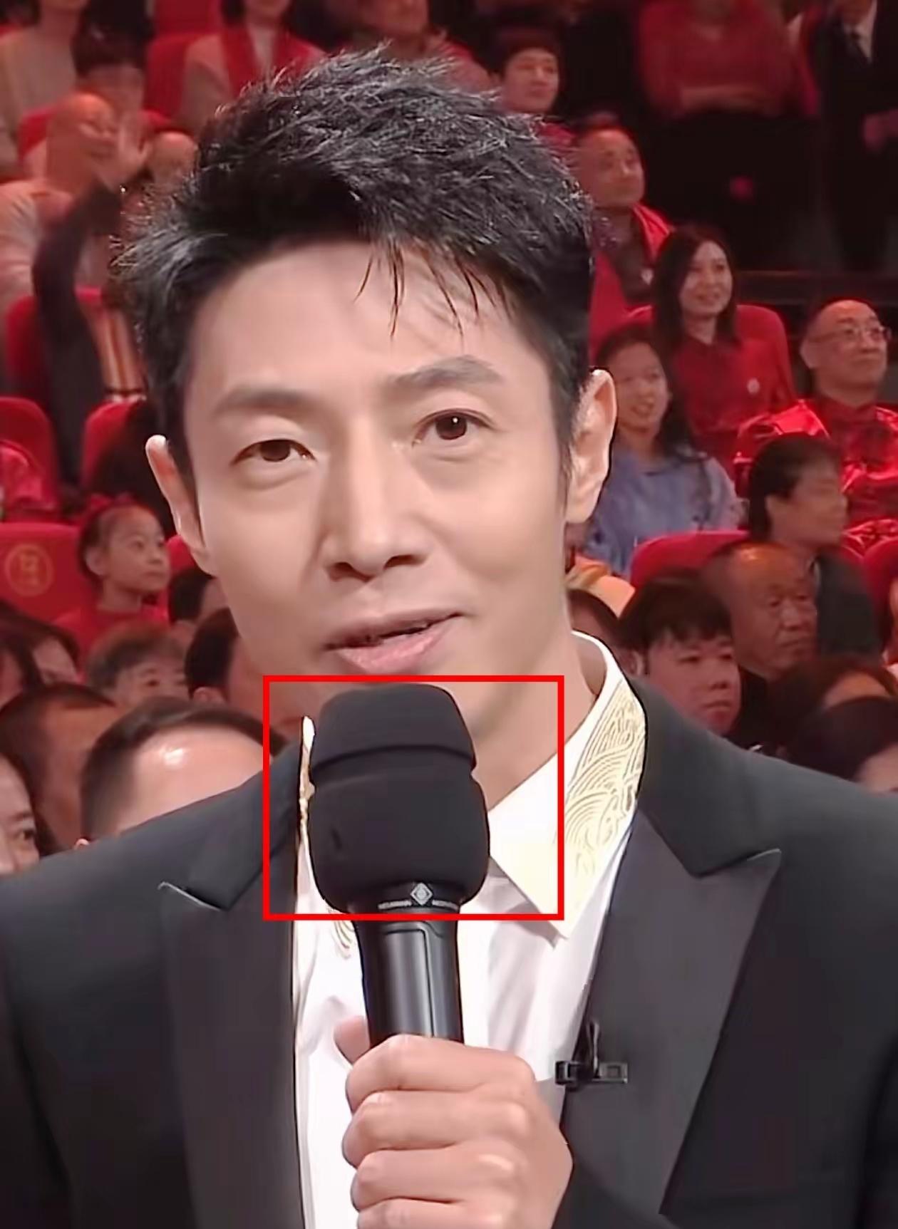 今年五一表彰名单里看见撒贝宁，实在意外。

可他偏往村里跑，和老乡蹲着吃饭；钻故
