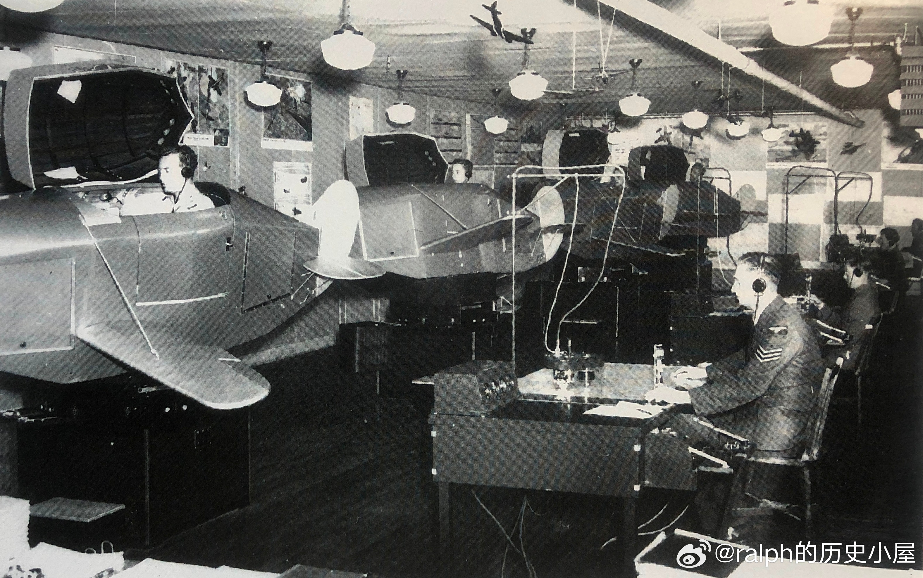 二战英国空军为未来机组人员提供模拟器培训。教练的办公桌上有张地图，他在上面监视受