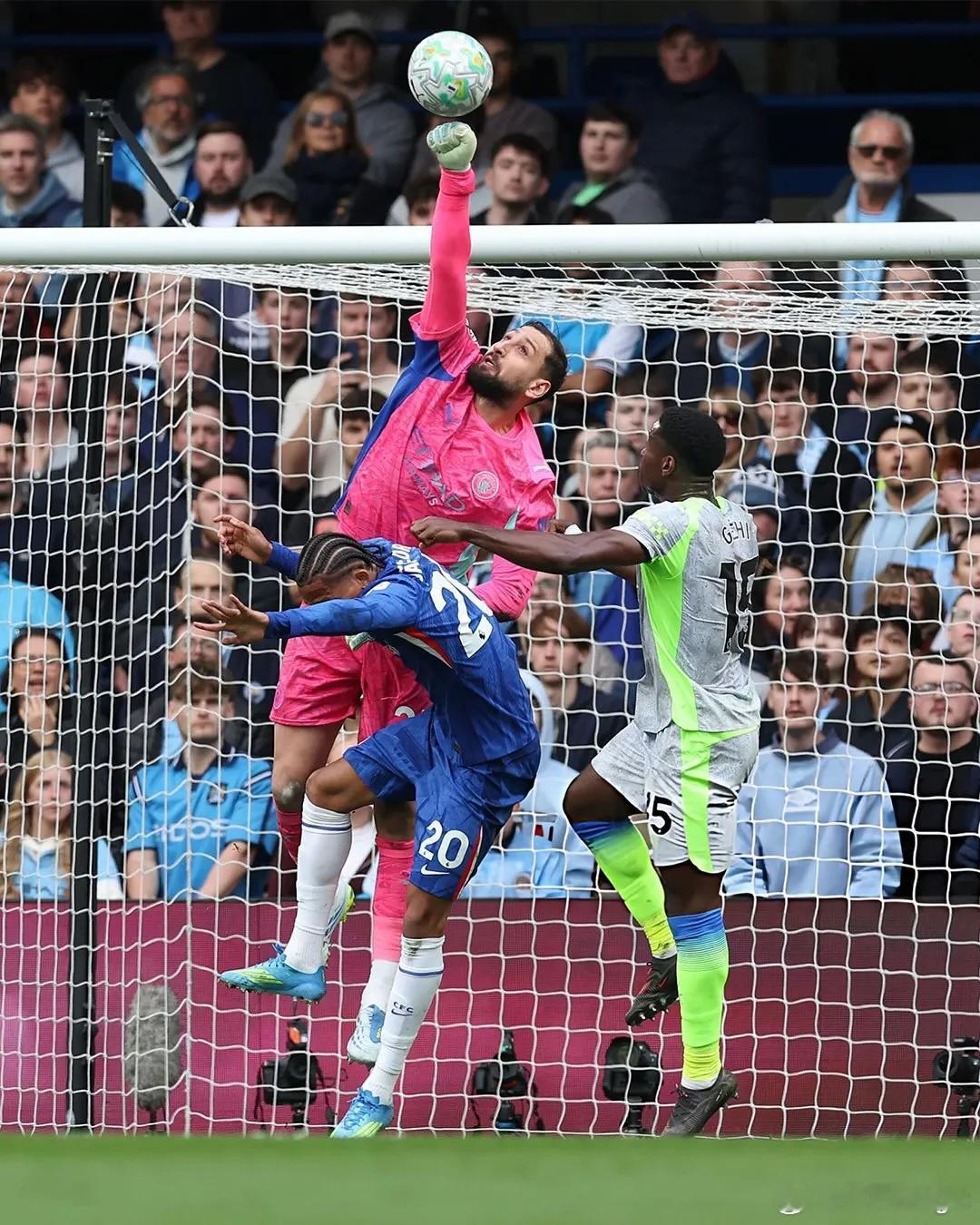 曼城3-0大胜切尔西，客场拿下关键三分！多纳鲁马赛后更新社媒，晒出比赛精彩图集，