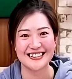 去年捂嘴笑的女孩，今年冲上热搜第六。
她的秘密藏在牙齿矫正器里。
医美市场破30