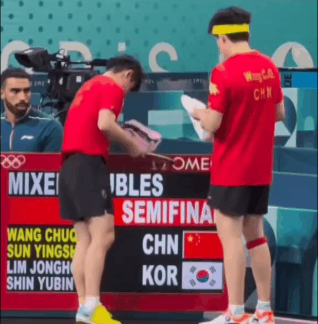 奥运会莎莎应该也是紧张的吧，
这里莎莎都忘了跟裁判握手了，
上场后，还是大头提醒