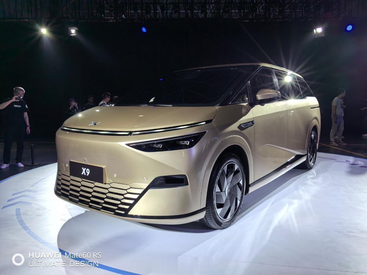 小鹏MPV X9 外观感受一下，这台是金色。

具体配置没讲，只是说了支持后轮转