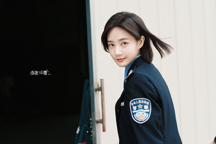#李一桐短发# 《不可告人》预告定档，李一桐短发又美又飒，短发制服悬疑剧完全就是