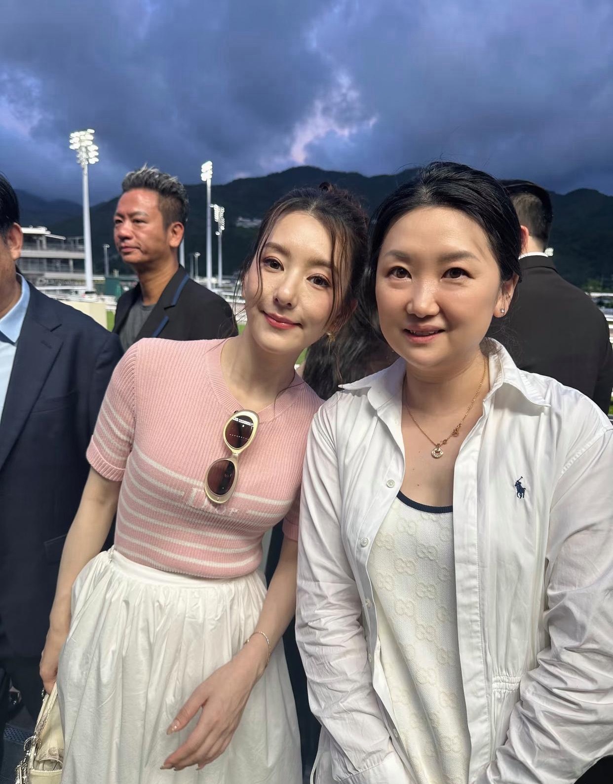 61岁郭富城和老婆方媛带大女儿、二女儿到香港沙田看赛马，他穿着一身西服，打扮贵气