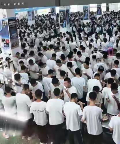 山东聊城有所中学最近火了！有家长拍视频说学校食堂没座椅，学生全得站着吃饭，端着餐