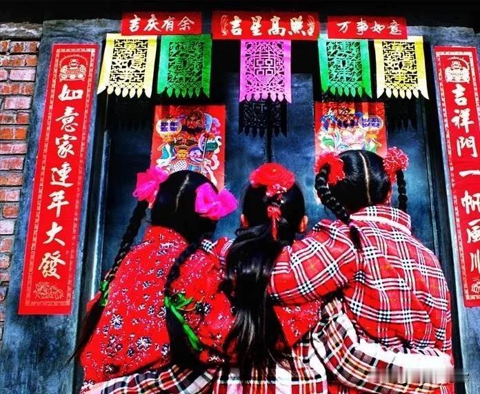 #记忆里的年味#是熙熙攘攘的人群，是热气腾腾的年夜饭，是此起彼伏的鞭炮声，是一家