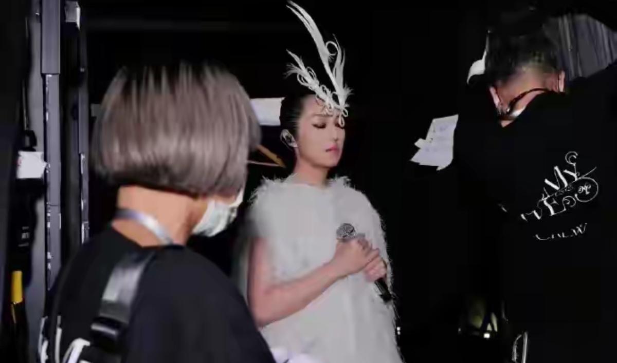 杨千嬅，
74年出生，
在95年的时候就出道了，到现在已将近三十年。

在这期间