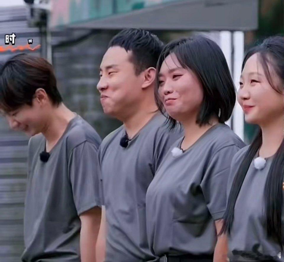 从右往左：憋住➡️勉强憋住➡️憋不住➡️不憋了哈哈哈教官怎么忍住不笑的，每一帧都