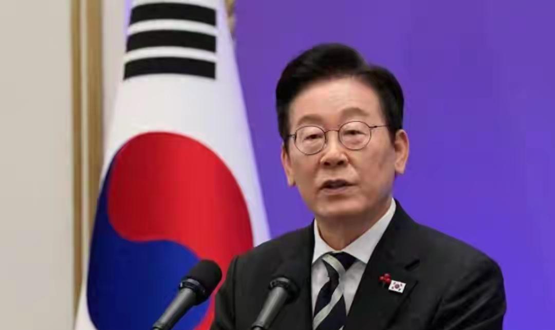 李在明的国防政策特点鲜明，核心是“自主国防”。他多次强调“国防不能交给任何人”，