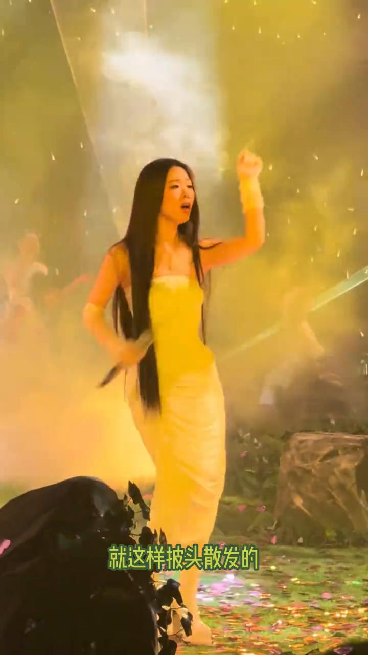 单依纯造型师团队赚钱也太轻松了。凭借着单依纯的名气，轻轻松松就借来几套顶级女明星